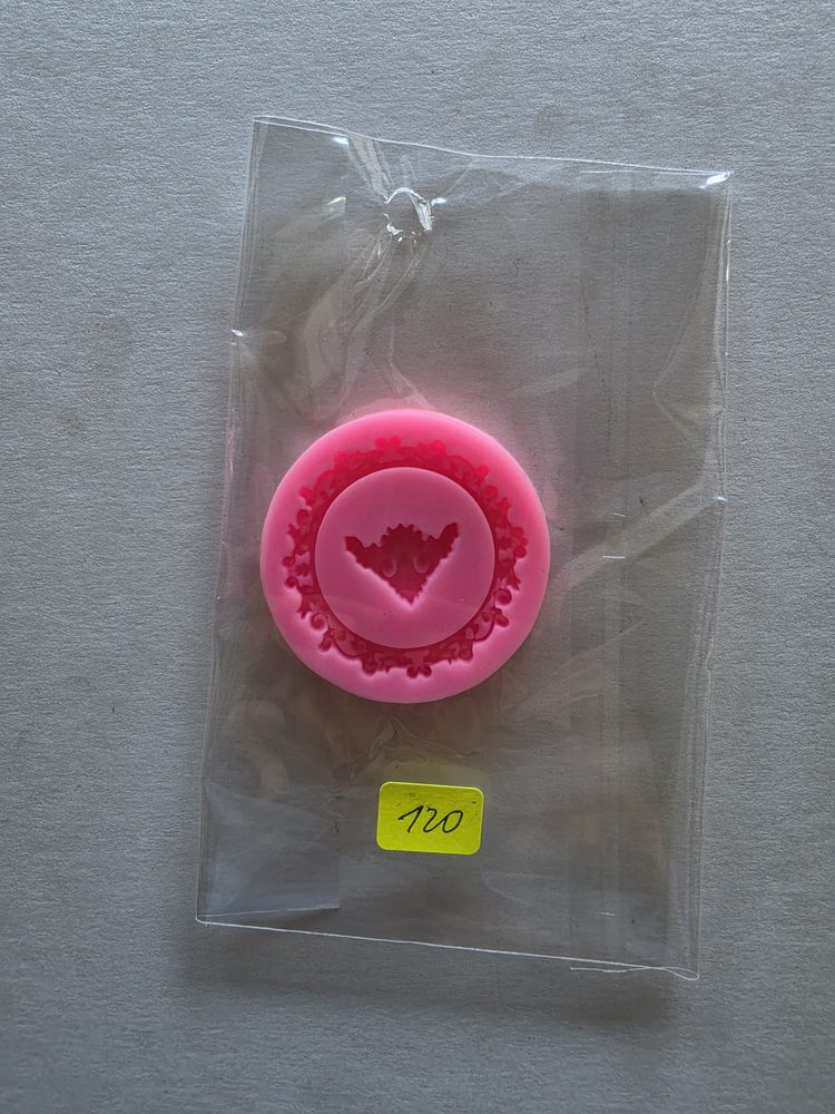 Molde de silicón rosado redondo con corazón ornamentado dentro
