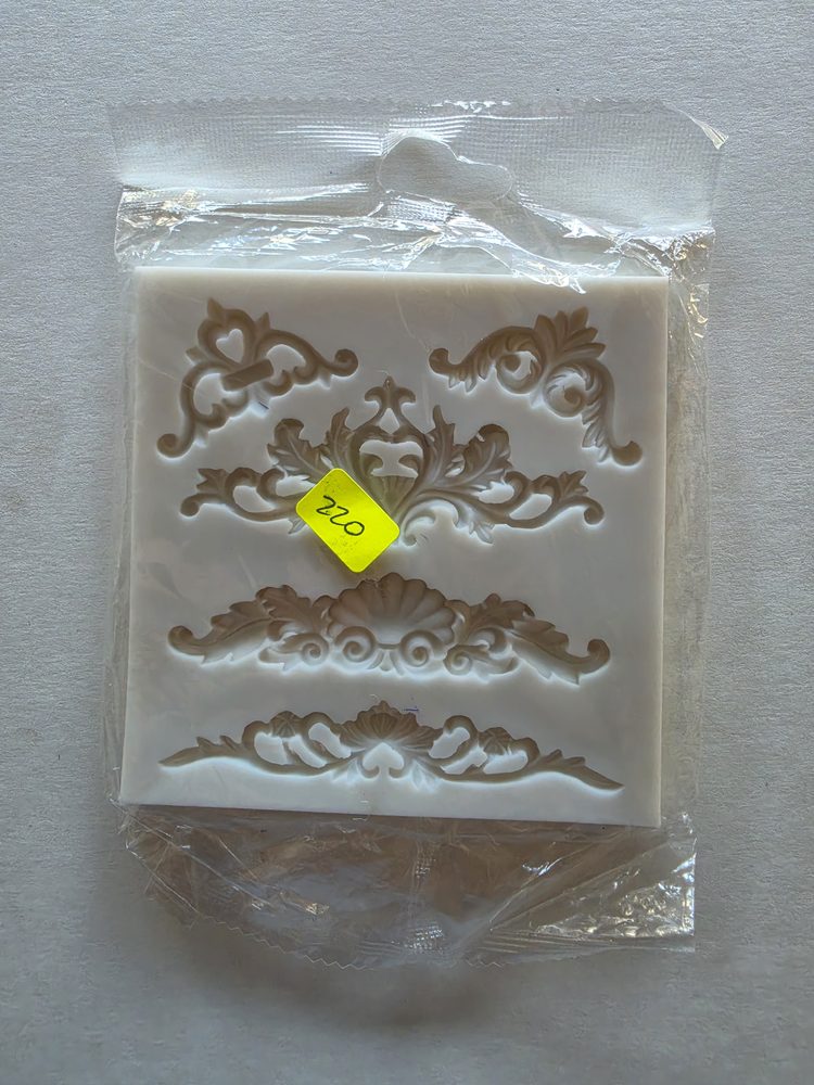 Molde de silicón blanco cuadrado con cenefas y adornos alargados
