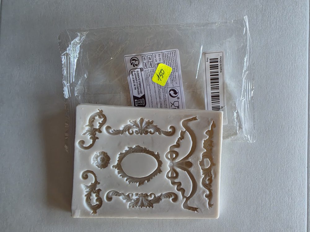 Molde de silicón blanco rectangular con marco ovalado y adornos