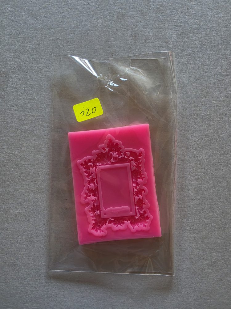 Molde de silicón rosado rectangular con un marco ornamentado calado