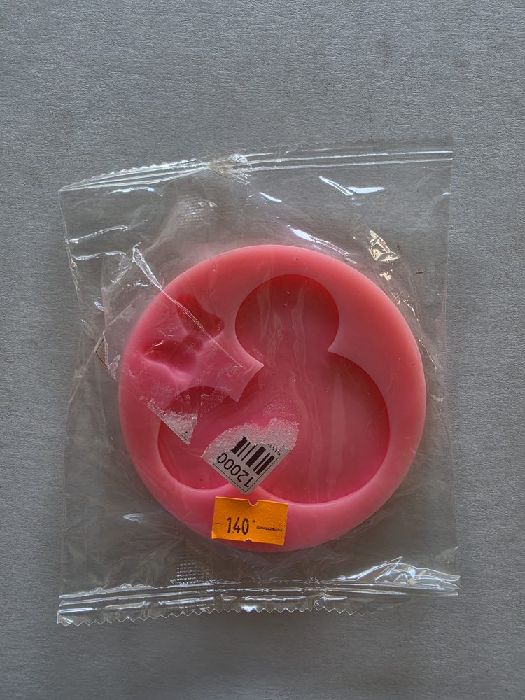 Molde de silicón rosado redondo con tres cavidades en forma de corazón