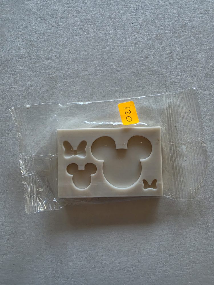 Molde de silicón blanco rectangular con cavidades de cabeza de raton