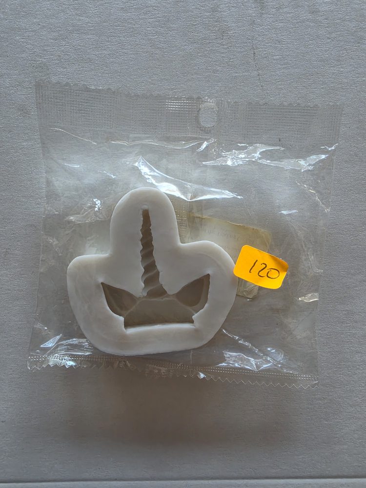 Molde de silicón blanco con cuerno, orejas y ojos de unicornio