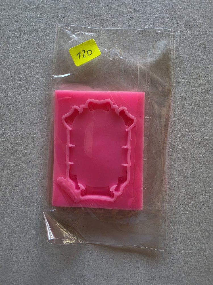 Molde de silicón rosado rectangular con marco ornamental y un lazo
