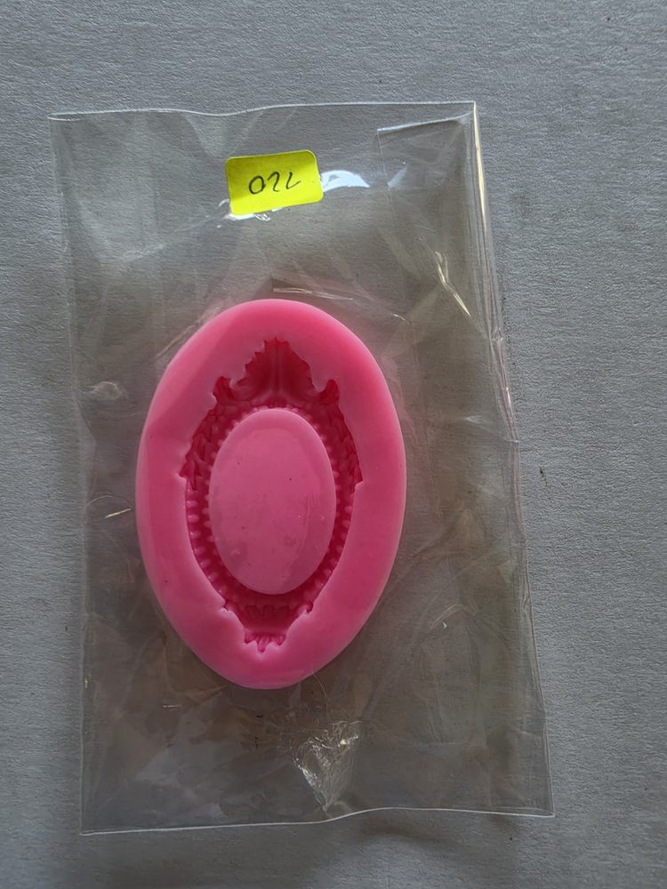 Molde de silicón rosado ovalado con marco ornamental tipo camafeo