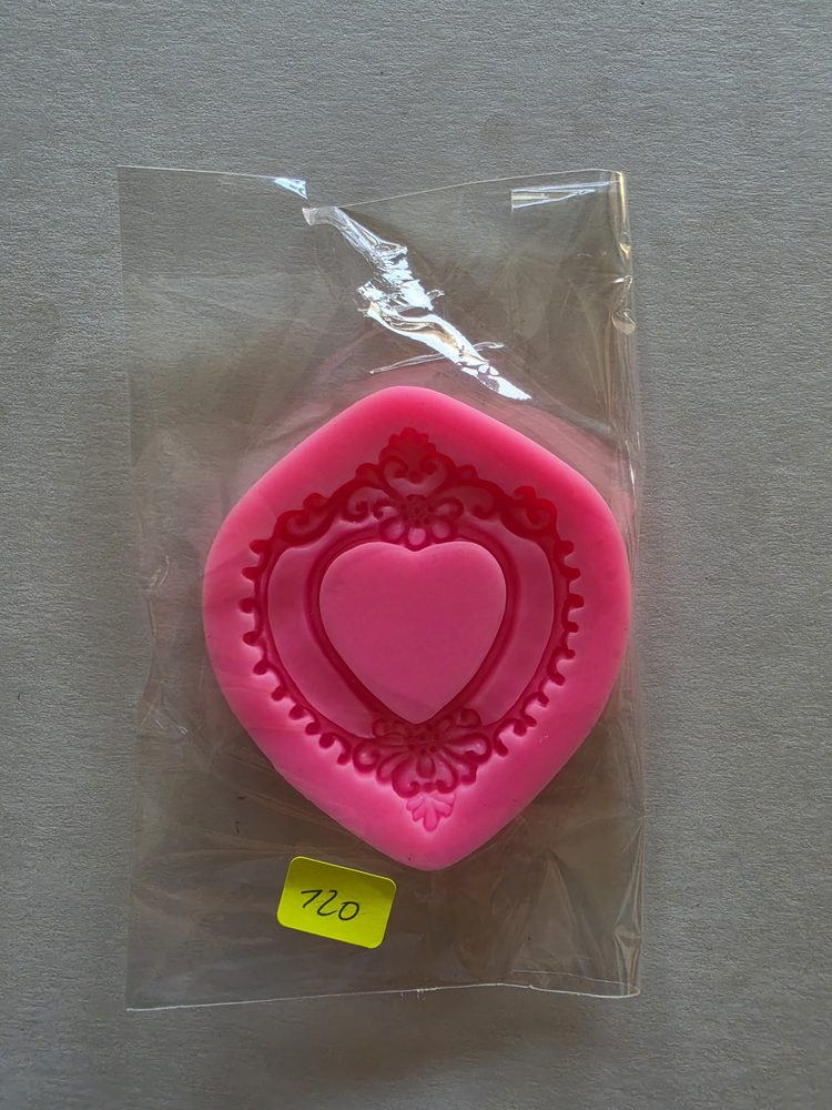 Molde de silicón rosado con forma de rombo y cavidad de corazón