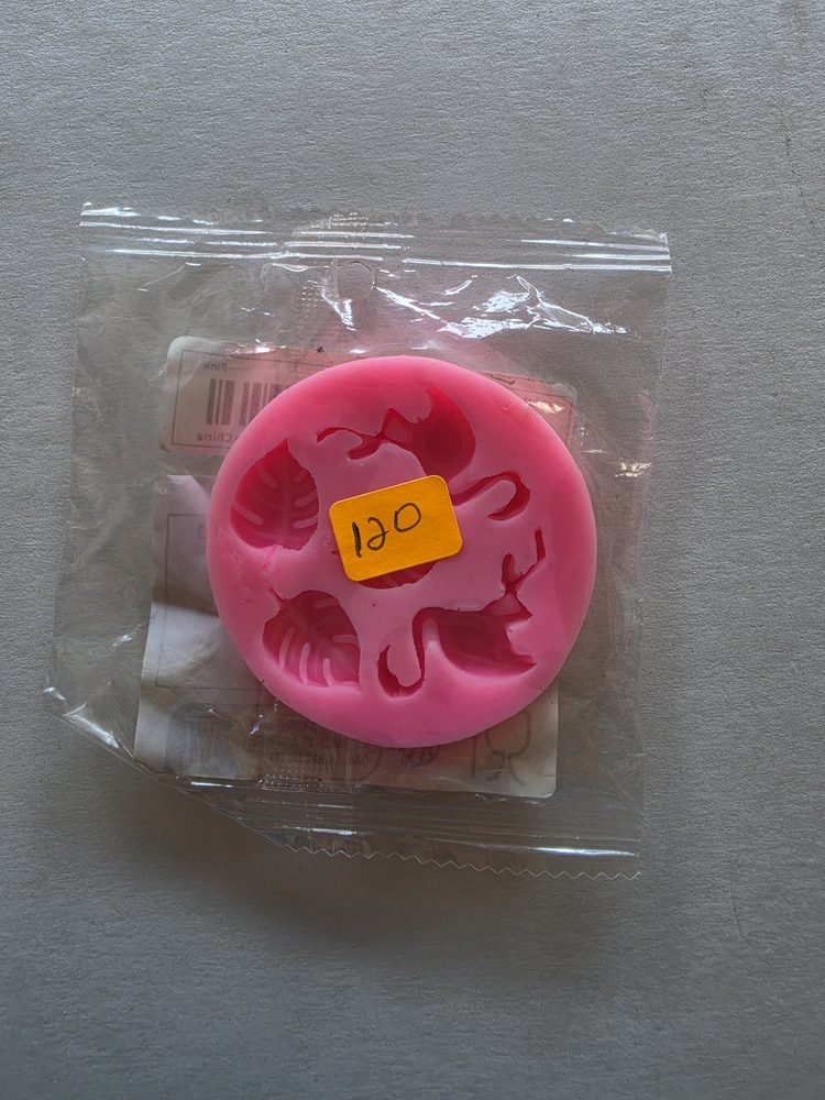 Molde de silicón rosado redondo con figuras de hojas tropicales