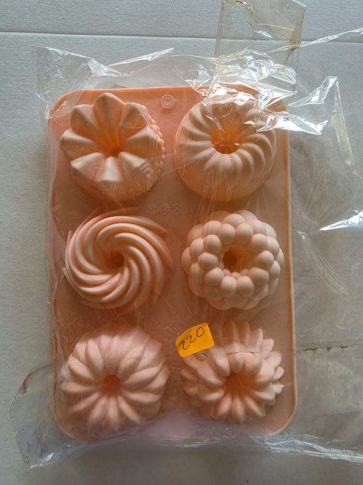 Bandeja molde de silicón color naranja durazno con seis cavidades