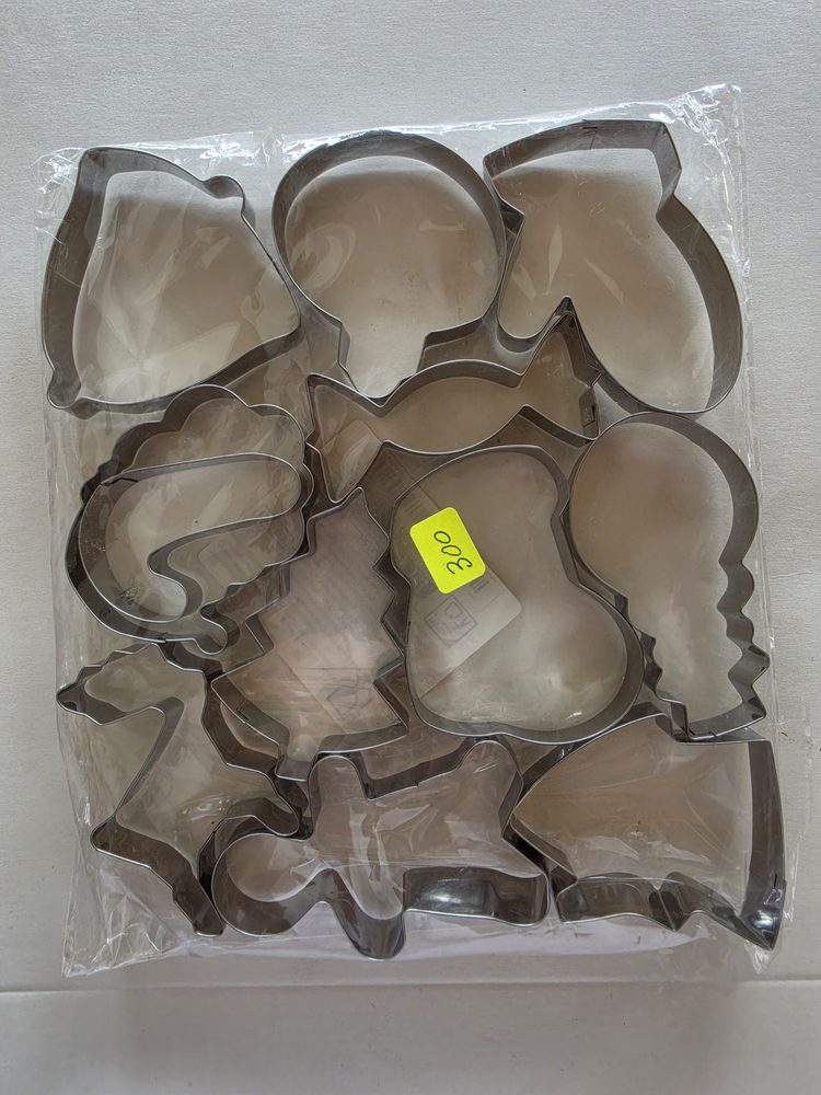 Set grande de cortadores metálicos plateados de figuras variadas