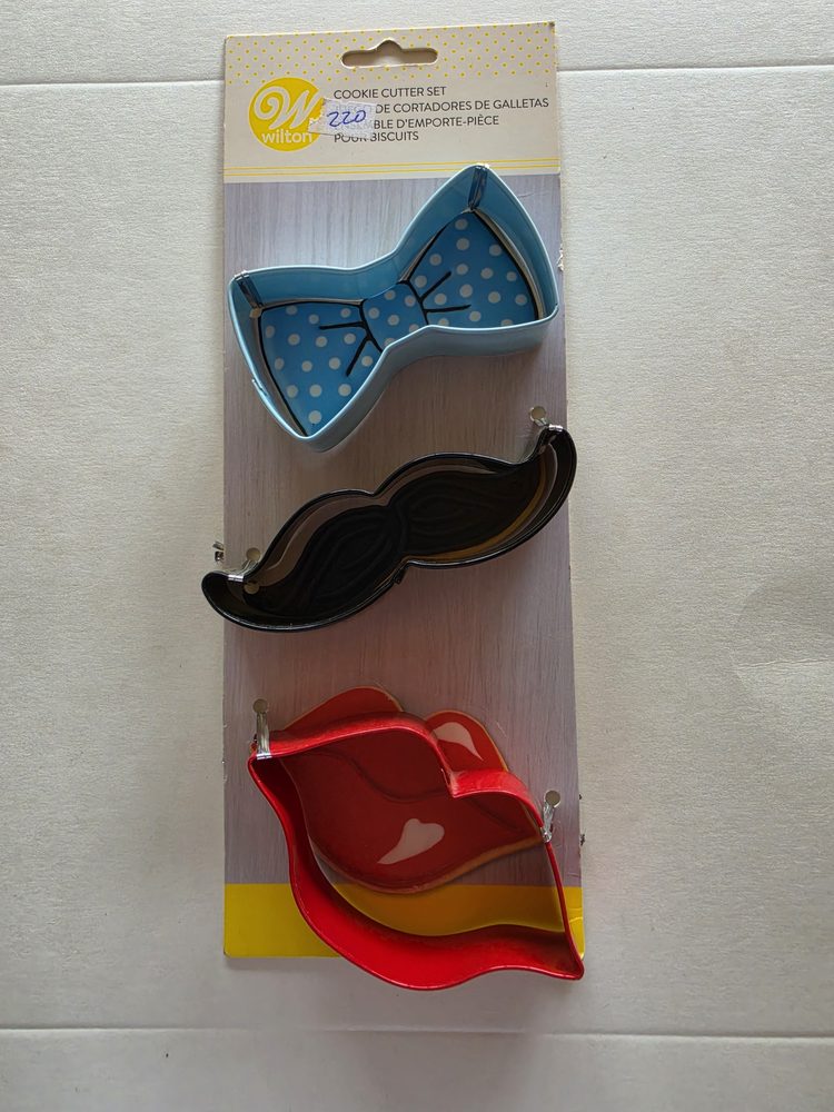 Set de 3 cortadores metálicos de galleta: corbatin celeste, bigote