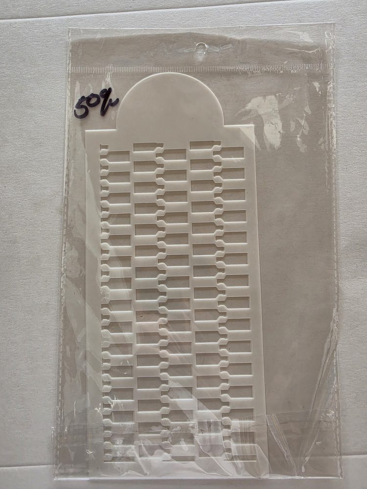 Plantilla o stencil de plástico blanco con patrón de barras y lineas