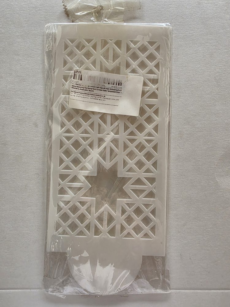 Plantilla o stencil de plástico blanco con patrón de enrejado