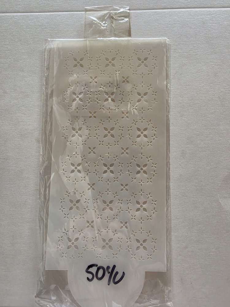 Plantilla o stencil de plástico blanco con patrón de flores pequeñas
