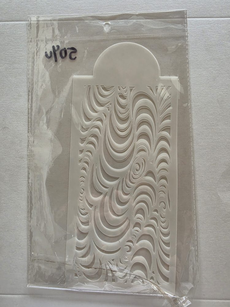 Plantilla o stencil de plástico blanco con patrón de ondas y curvas