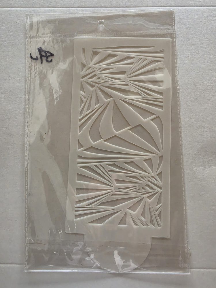 Plantilla o stencil de plástico blanco con patrón geométrico