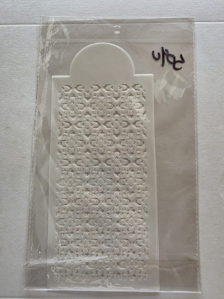 Esténcil de plástico blanco con patrón calado de encaje floral menudo