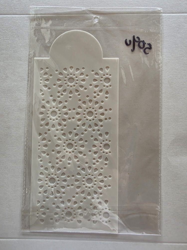 Esténcil de plástico blanco rectangular con patrón calado de mandalas