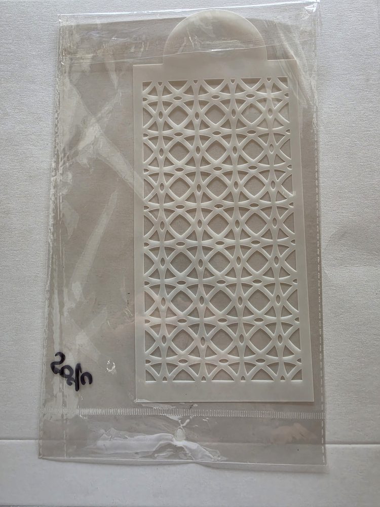 Esténcil de plástico blanco rectangular con patrón calado de círculos