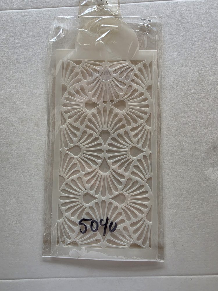 Esténcil de plástico blanco rectangular con patrón calado de abanicos