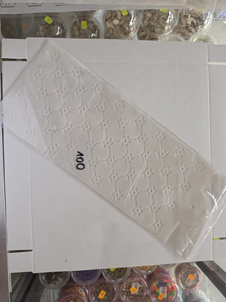 Plantilla stencil alargada de plástico blanco translúcido con patrón