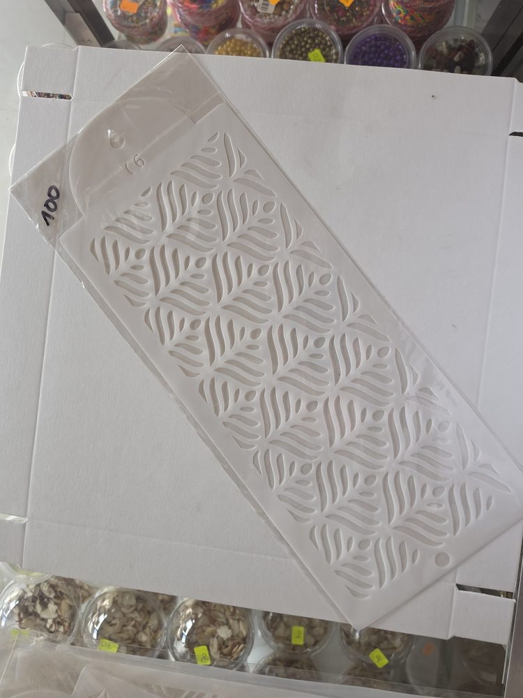 Plantilla stencil alargada de plástico blanco con patrón calado