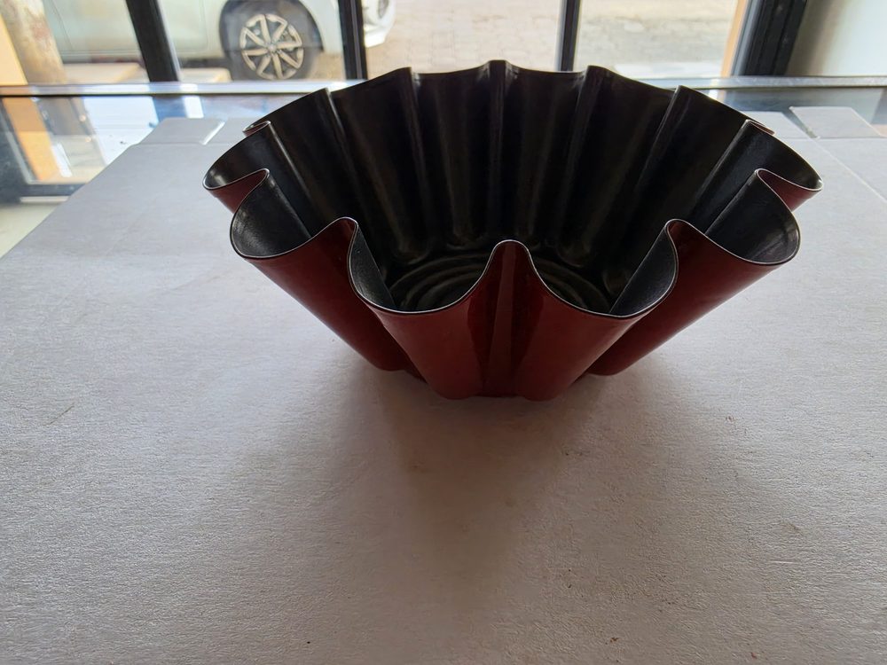 Molde acanalado tipo brioche / flor, metal rojo por fuera y oscuro