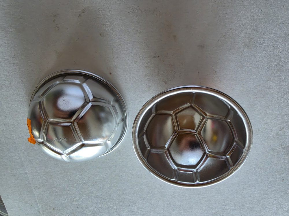 Par de moldes de aluminio plateado con forma de balon de futbol (dos