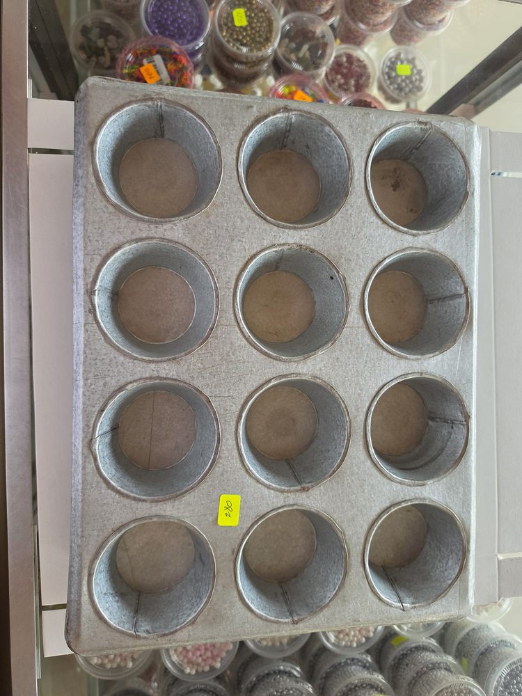 Bandeja molde de aluminio galvanizado color gris para 12 panquecitos