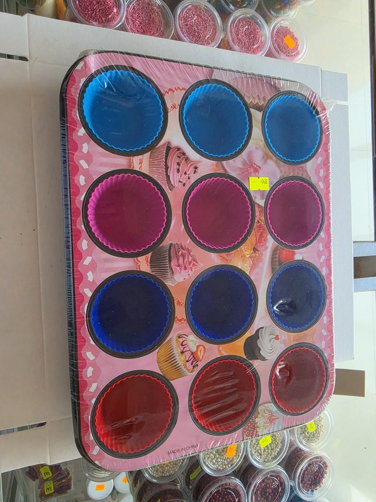 Juego de bandeja negra para 12 cupcakes con 12 capacillos de silicón